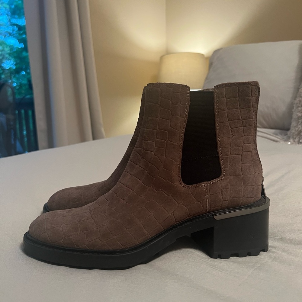NWOT Vince Camuto Kelivena Croc Suede Chelsea Boots